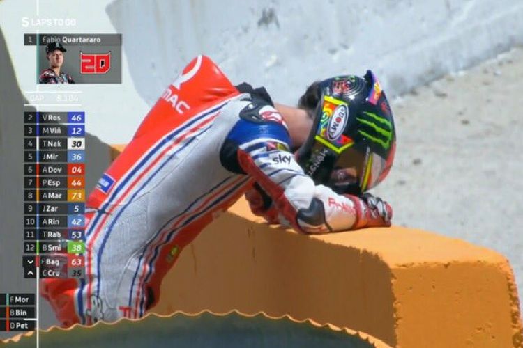 Pebalap Pramac Ducati, Francesco Bagnaia, tertunduk lesu setelah mesin motornya mengalami kerusakan di MotoGP Andalusia, Sirkuit Jerez, Spanyol, Minggu (26/7/2020).