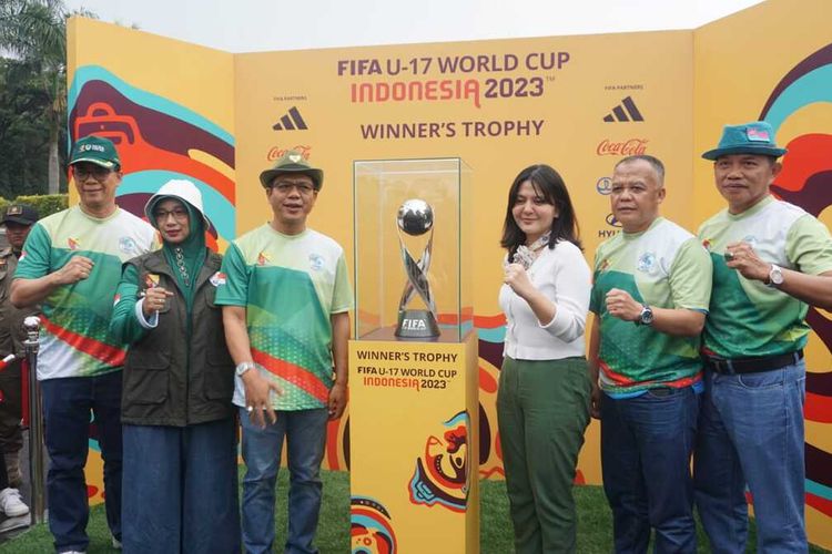 Bupati Bandung Dadang Supriatna dan Sekertaris PSSI Ratu Tisa saat menyambut Tropi Piala Dunia di Soreang, Kabupaten Bandung pada Senin (23/10/2023)