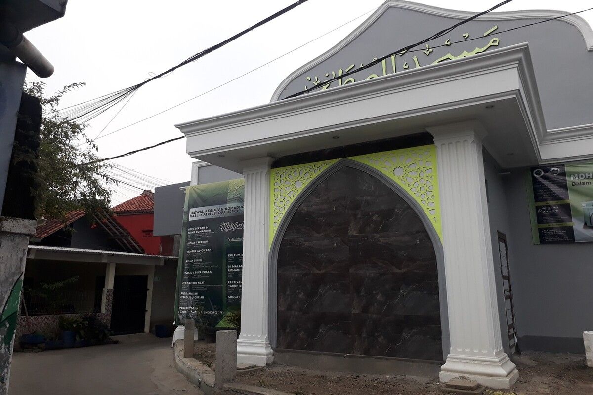 Masjid Al Mustofa, di Kampung Bantarjati Kaum, Kelurahan Bantarjati, Kecamatan Bogor Utara, Kota Bogor, ini telah berusia lebih dari 700 tahun dan disebut sebagai masjid tertua di Kota Bogor.