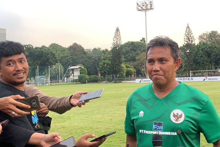 Pelatih timnas U17 Indonesia, Bima Sakti, ketika berbicara kepada awak media termasuk Kompas.com di Lapangan A Gelora Bung Karno (GBK), Senayan, pada Selasa (15/8/2023).