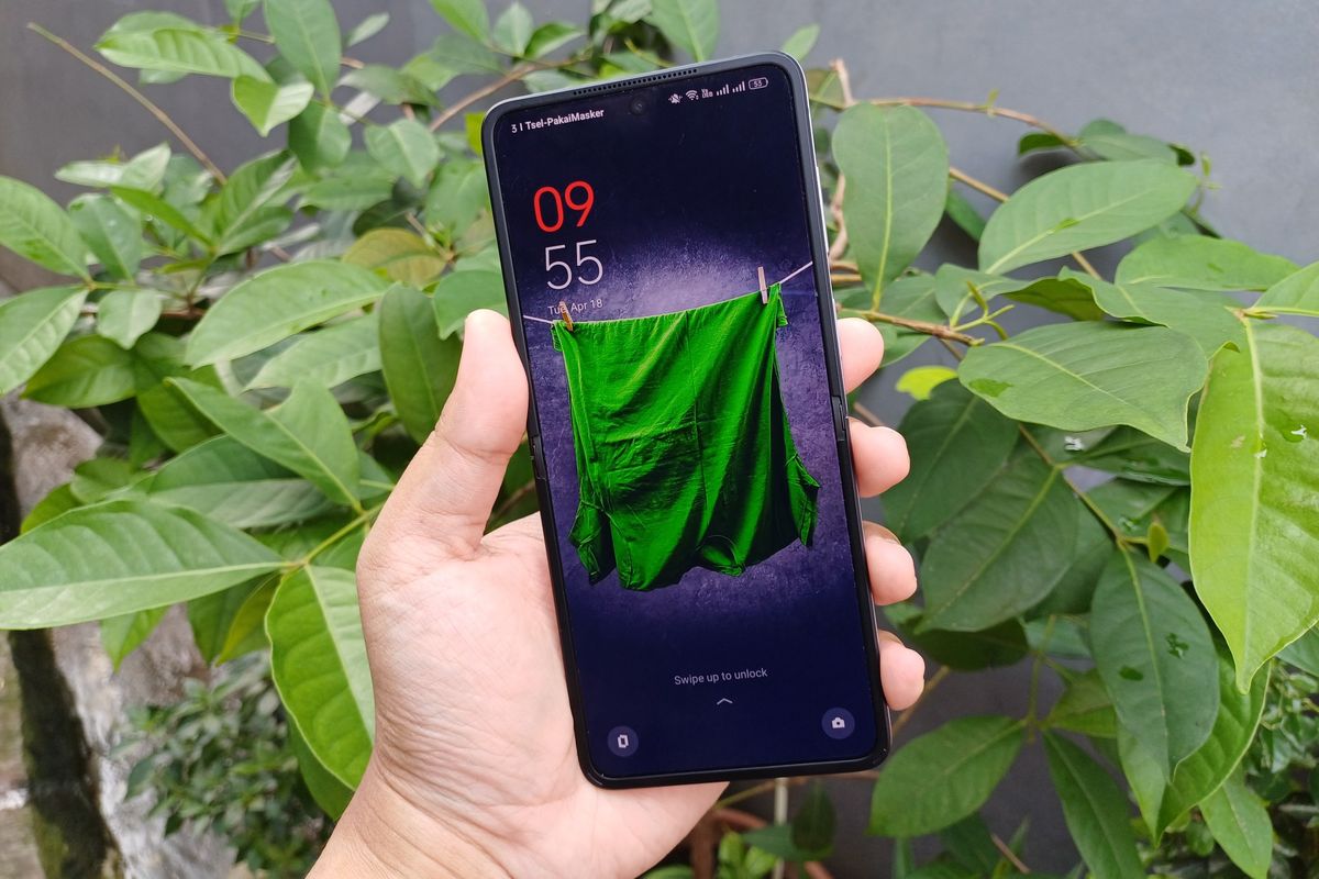 Tampilan layar utama Oppo Find N2 Flip yang masih bisa dilihat dengan jelas di bawah sinar matahari terik.