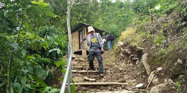 Perjalanan menuju Air Terjun Lembah Pelangi di Pekon Sukamaju, Kecamatan Ulubelu, Kabupaten Tanggamus, Provinsi Lampung.