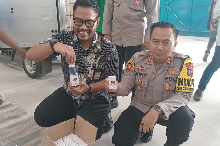 Ketua KPU Kota Semarang, Henry Casandra Gultom melakukan pengecekan logistik yang tiba di Kota Semarang, Jawa Tengah.