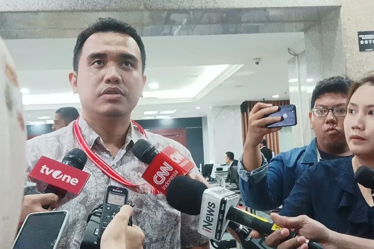 Kuasa hukum Partai Hanura Adil Supatra Akbar usai mengajukan gugatan perselisihan hasil pemilu 2024 untuk pemilu legislatif ke Mahkamah Konstitusi (MK) di Gedung MK, Jakarta Pusat, Sabtu (23/3/2024).