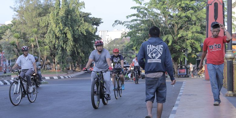 Wali Kota Semarang Hendrar Prihadi sambil mengayuh sepeda memantau kebersihan dan infrastruktur lingkungan saat melintas di Kali Mberok, Kota Semarang, Kamis (12/9/2019).