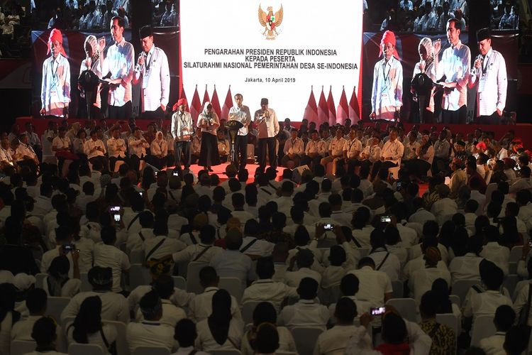 Presiden Joko Widodo (kedua kanan) berdialog dengan perwakilan kepala desa saat menghadiri Silaturahmi Nasional Pemerintahan Desa se-Indonesia di Jakarta, Rabu (10/4/2019). Presiden mengatakan akan terus menaikkan jumlah dana desa serta memudahkan sistem laporan pertanggung jawabannya. ANTARA FOTO/Akbar Nugroho Gumay/foc.