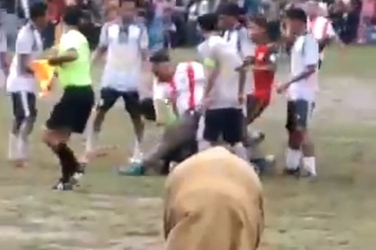 Video kericuhan sepak bola dalam pertandingan pekan olah raga (porprov) Sulawesi Tenggara di Kabupaten Buton viral di media sosial, Rabu (30/11/2022). Video yang berdurasi sekitar 19 detik ini memperlihatkan seorang wasit yang memimpin jalannya sepak bola ini dipukul dan dikeroyok oleh para pemain dan penonton.