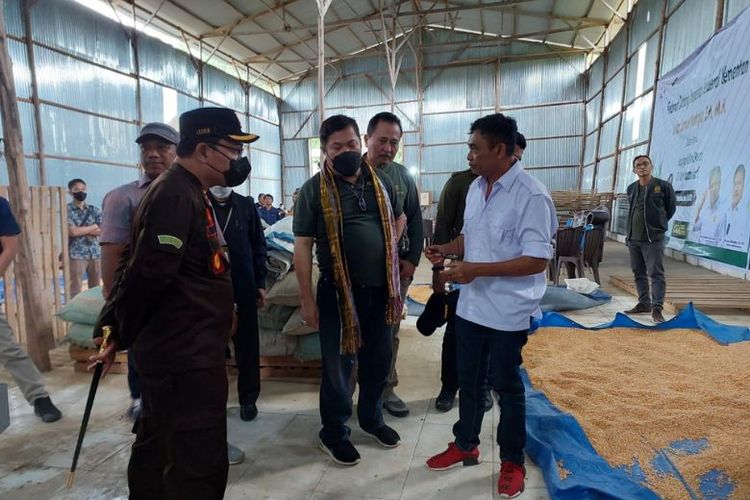 Kunjungan Itjen Kementan ke pabrik pakan yang terletak di Desa Kampeonaho 