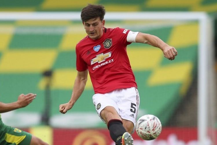 Harry Maguire mencoba melewati hadangan Lukas Rupp dalam laga Norwich City vs Manchester United pada babak perempat final Piala FA di Carrow Road, Sabtu (27/6/2020) atau Minggu dini hari WIB.