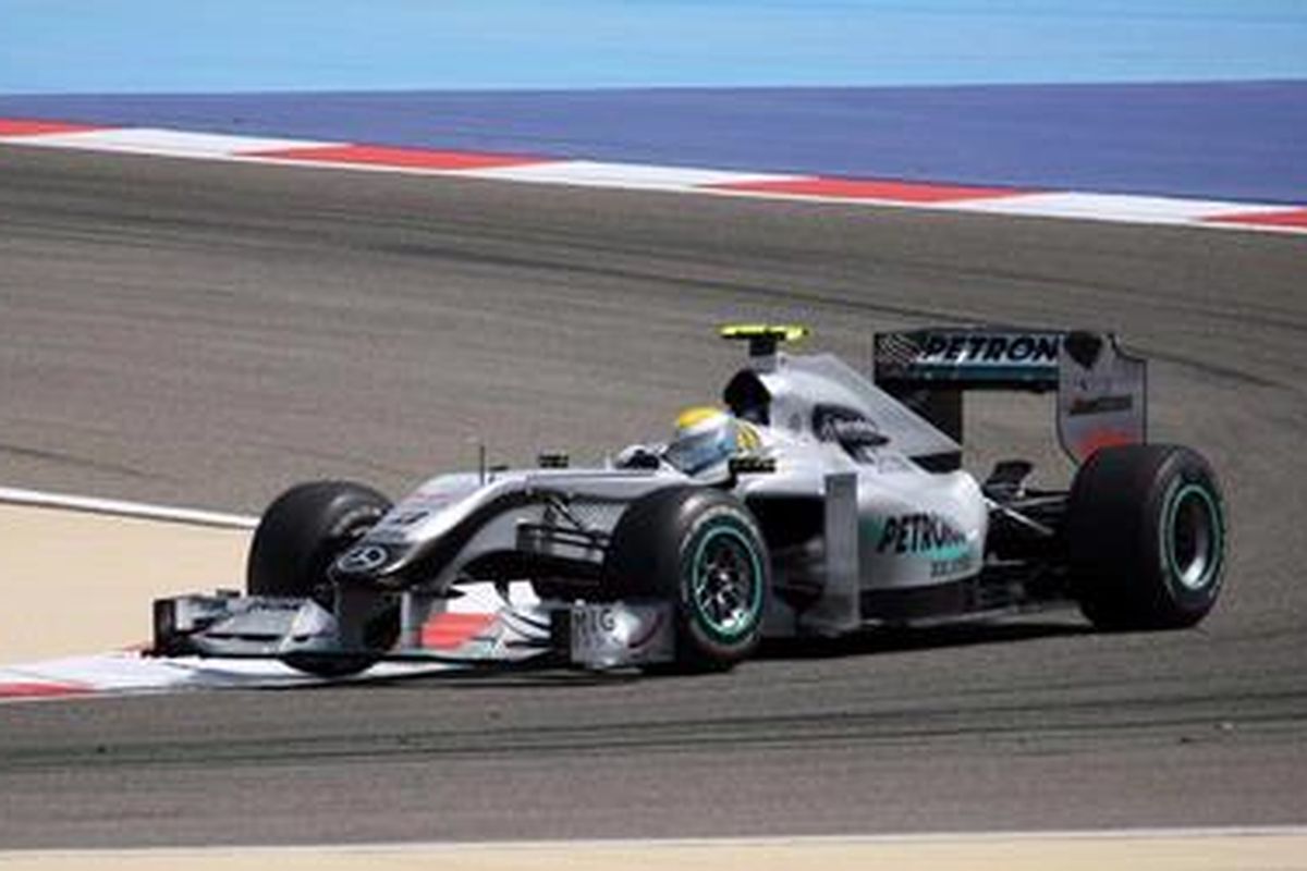 Pebalap Mercedes GP Nico Rosberg, menjadi yang tercepat pada latihan bebas 2 GP Bahrain, Jumat (12/3/10).