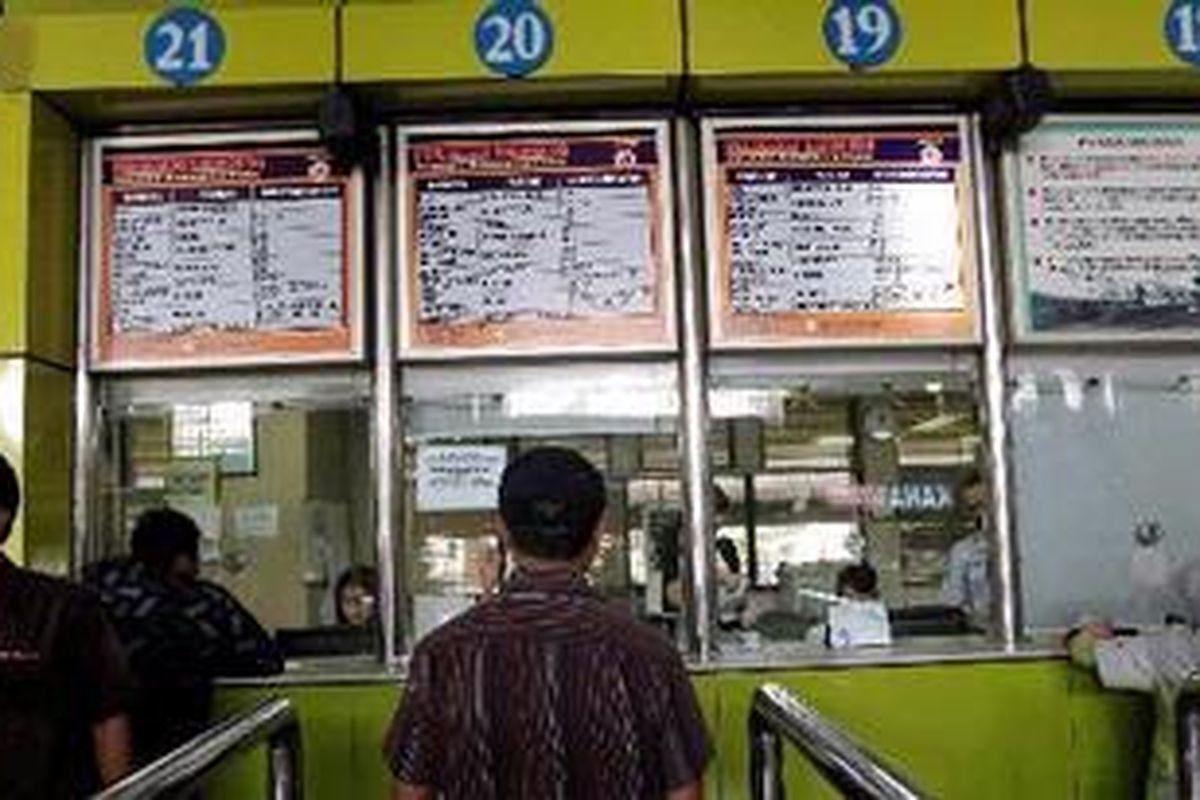 Calon penumpang membeli tiket kereta api di Stasiun Gambir, Jakarta.