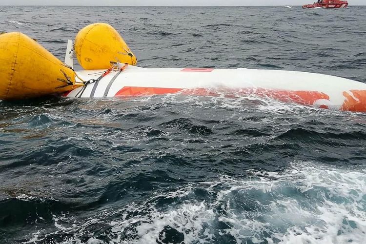 Tim penyelamat menempelkan balon daya apung ke lambung kapal yang terbalik untuk menstabilkannya di laut yang ganas.Tim penyelamat menempelkan balon daya apung ke lambung kapal yang terbalik untuk menstabilkannya di laut yang ganas.