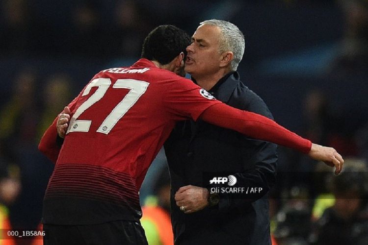 Jose Mourinho berpelukan dengan Marouane Fellaini untuk merayakan gol Manchester United dalam laga kontra Young Boys pada babak penyisihan Grup H Liga Champions di Stadion Old Trafford, Manchester, 27 November 2018.