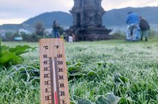 3 Hari Dieng Diselimuti Embun Es, Suhu Pagi Ini Minus 0,57 Derajat Celsius