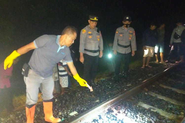 Polisi mengumpulkan beberapa bagian tubuh korban yang tertemper kereta api di perlintasan yang berada pada wilayah Pedukuhan Ngulakan, Kalurahan Hargorejo, Kapanewon Kokap, Kabupaten Kulon Progo Daerah Istimewa Yogyakarta.