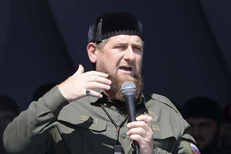 Pemimpin Chechnya Ramzan Kadyrov dilaporkan berada di Ukraina bersama pasukan Rusia pada bulan Maret 2022, dan disebut-sebut mengirimkan pasukan elite untuk membunuh Volodymyr Zelensky.