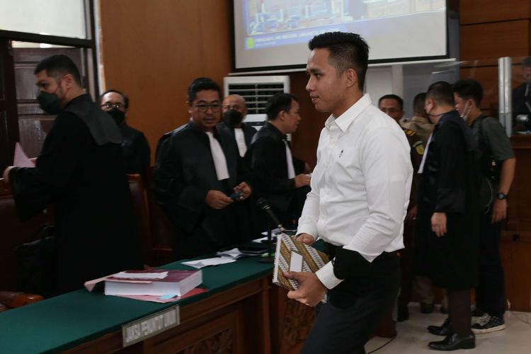 Terdakwa kasus pembunuhan berencana Nofriansyah Yosua Hutabarat (Brigadir J), Bharada Richard Eliezer Pudihang Lumiu (Bharada E) menjalani sidang dengan agenda mendengarkan keterangan saksi di Pengadilan Negeri Jakarta Selatan, Senin (31/10/2022).