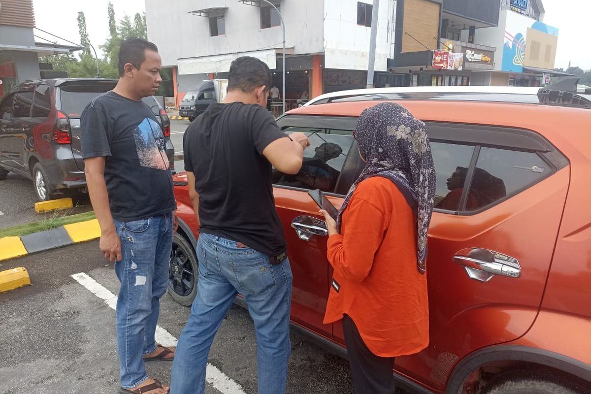 Petugas unit satreskrim polsek sekupang saat melakukan olah TKP di lokasi pencurian yang dilaporkan oleh RYS 