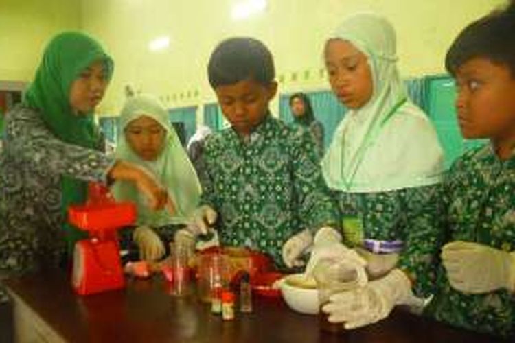 Siswa Madrasah Ibtidaiyah (MI) Ma'arif, Keji, Ungaran Barat Kabupaten Semarang menyulap minyak jelantah menjadi sabun padat.
