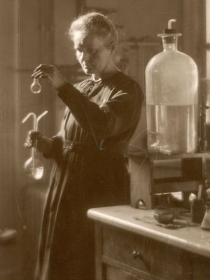 Marie Curie bekerja di laboratoriumnya di Universitas Paris pada 1925. (Historia/REX/Shutterstock.com via Britannica)
