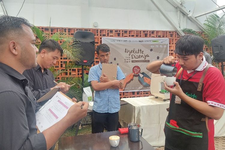 Para juri menilai barista yang membuat latte art dalam kompetisi Ngelatte di Senja yang diadakan di Bumi Kayom Salatiga