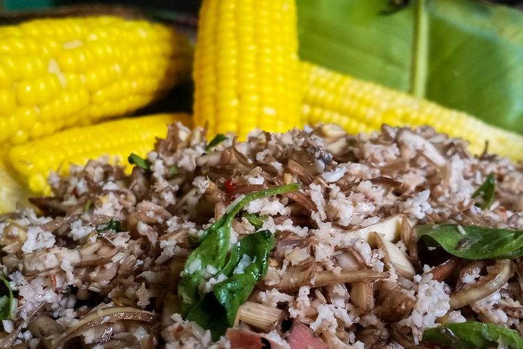 Kuliner jagung rebus dan sayur putungo, dapat dipesan dan dinikmati di Danau perintis.