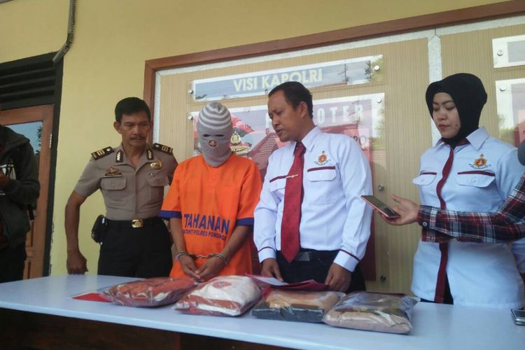 Kasat Reskrim Polres Ponorogo, AKP Rudi Darmawan didampingi Kasubag Humas, AKP Sudarmanto menunjukkan barang bukti bersama tersangka Asep dalam kasus percabulan terhadap 35 siswi-siswinya, Senin ( 8/5/2017).