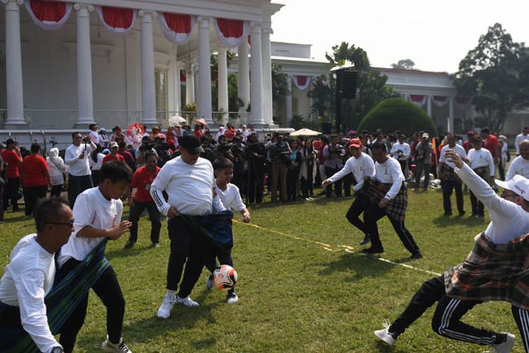 Sejumlah menteri beserta keluarga mengikuti lomba sepak bola sarung saat gathering keluarga kabinet kerja di Istana Bogor, Jawa Barat, Minggu (4/8/2019). Gathering yang diikuti menteri kabinet kerja dan keluarga itu mengangkat tema solidaritas tanpa batas.