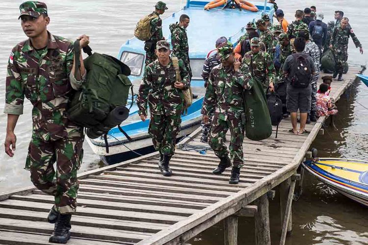 Prajurit TNI yang tergabung dalam Satuan Tugas Kesehatan (Satgaskes) tiba di pelabuhan Agats, Kabupaten Asmat, Papua, Sabtu (27/1/2018). Sebanyak 55 personel satuan tugas kesehatan (Satgaskes) TNI yang terdiri dari dokter dan perawat akan membantu mengatasi wabah Kejadian Luar Biasa (KLB) gizi buruk dan campak di wilayah Kabupaten Asmat.