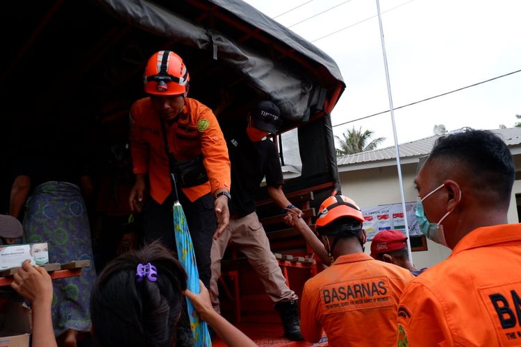 Tim SAR gabungan mengevakuasi warga Desa Riangrita menuju kamp pengungsian di Desa Konga, Kecamatan Titehena, Kabupaten Flores Timur, Senin (15/1/2024)