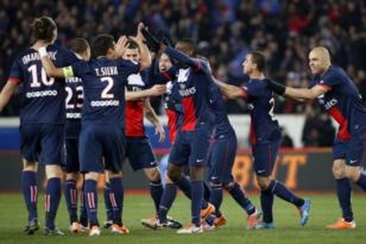 Para pemain Paris Saint-Germain merayakan gol ke gawang Olympique Marseille pada laga Ligue 1 di Stadion Parc des Princes, Paris, Minggu (2/3/2014).