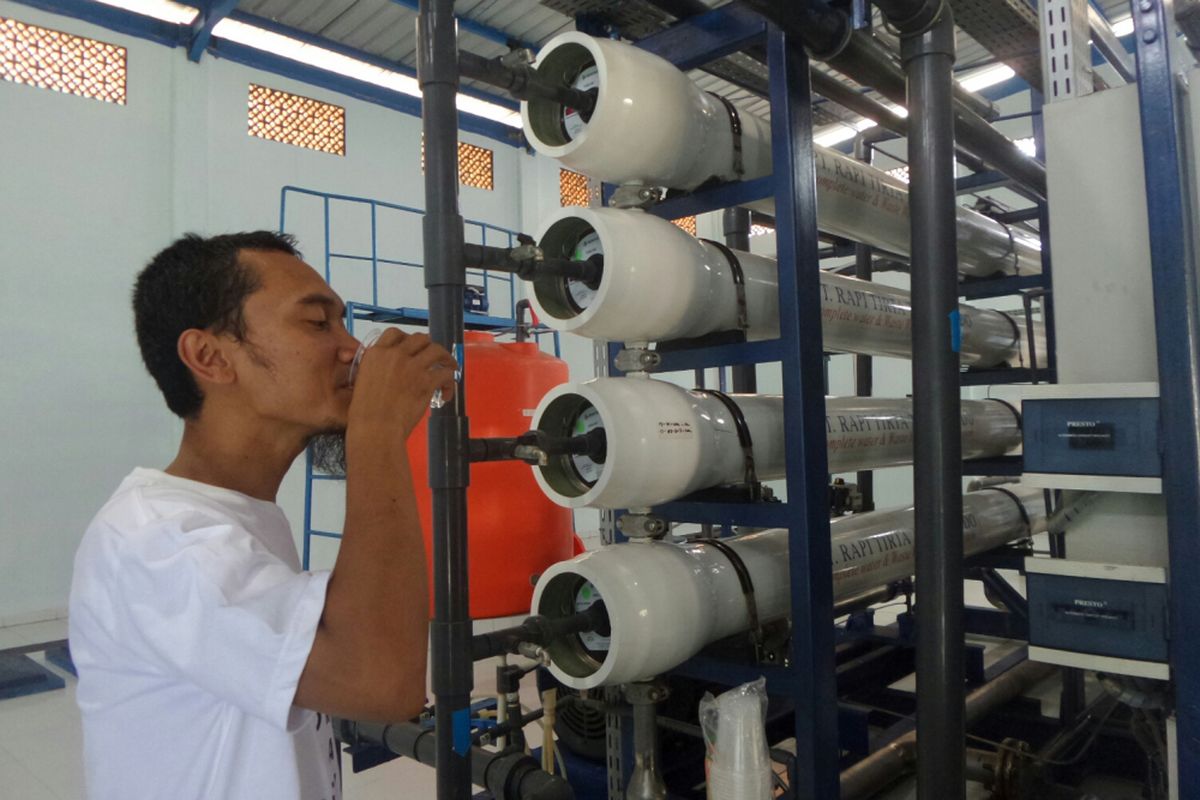 Air laut yang sudah diolah dengan alat Sea Water Reverve Osmosis (SWRO) dapat diminum. Foto diambil di SWRO Pulau Untung Jawa pada Sabtu (12/8/2017). 