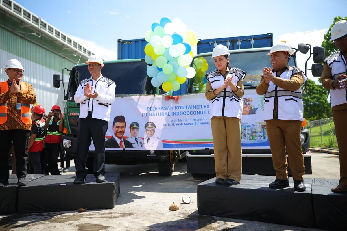 Menteri Pertanian (Mentan) Andi Amran Sulaiman saat melepas ekspor produk kelapa dari Maluku Utara ke Tiongkok di Kabupaten Halmahera Utara, Minggu (26/10/2025).