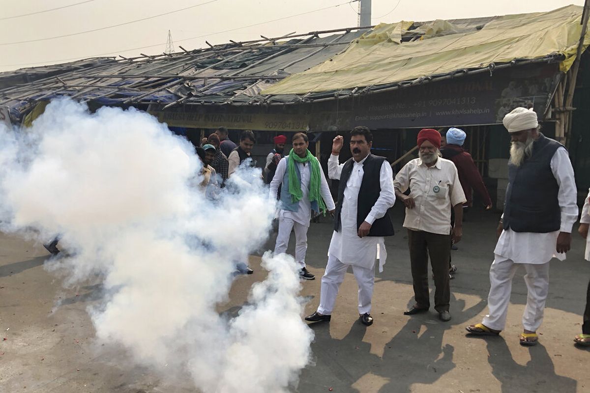 Sejumlah petani menyalakan petasan untuk merayakan berita tentang pencabutan undang-undang pertanian yang mereka protes di Ghazipur, pinggiran New Delhi, India, Jumat (19/11/2021). Perdana Menteri Narendra Modi sebelumnya mengumumkan akan mencabut UU pertanian kontroversial.