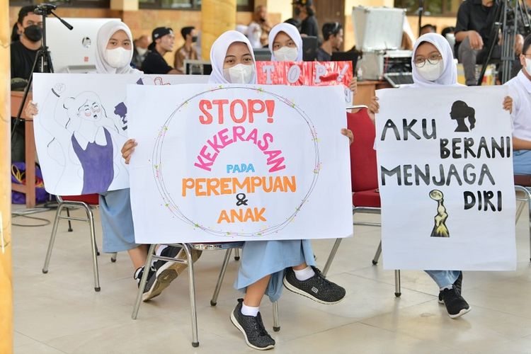 Para siswa SMA di Depok saat ikut mengampanyekan Jawa Barat Berani Cegah Tindakan Kekerasan atau Jabar Cekas, di SMA Negeri 4 Kota Depok, Jumat (8/4/2022). 