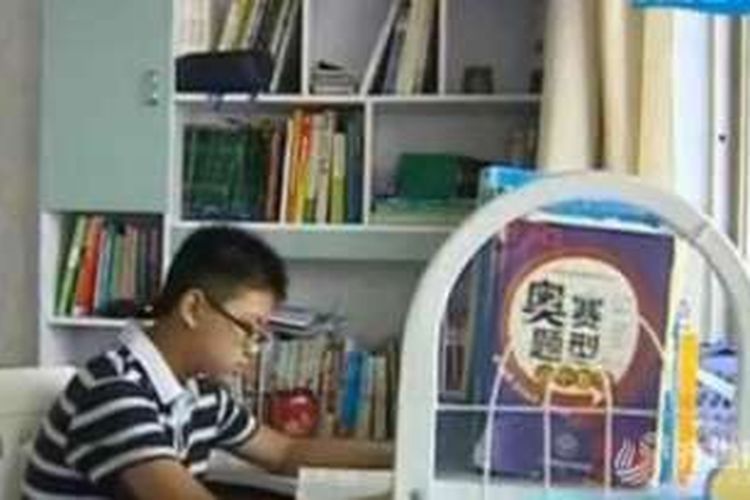 Zhou Tian (14) sudah tertarik dengan matematika sejak berusia lima tahun.