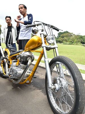 Presiden Joko Widodo menerima rombongan dari Elders Garage dan menerima motor chopper yang dibelinya, di Istana Bogor, Jawa Barat, Sabtu (20/1/2018). Joko Widodo, membeli sepeda motor modifikasi Chopperland yang telah ditaksir sejak pertama dilihatnya pada perayaan sumpah pemuda 28 Oktober 2017 lalu.