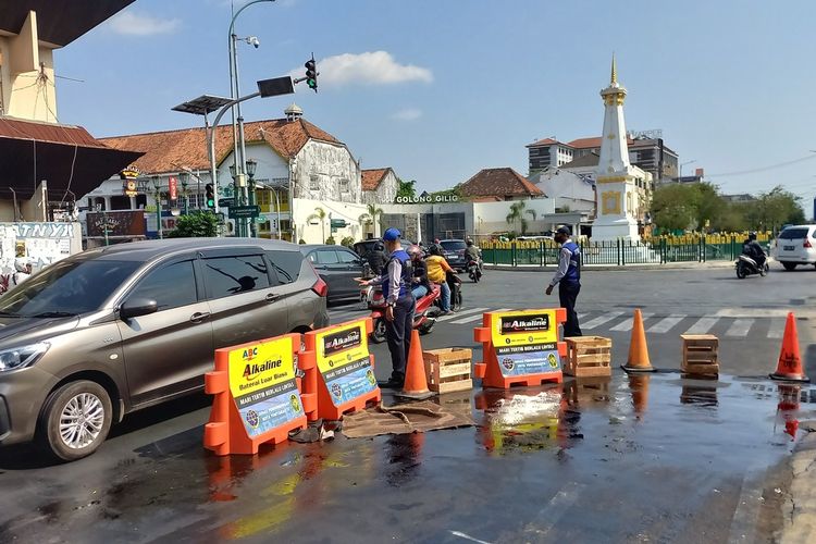Petuhas Dishub saat mengatur lalu lintas di sekitar luberan cairan yang diduga minyak jelantah di Tugu Yogyakarta, Selasa (31/10/2023)