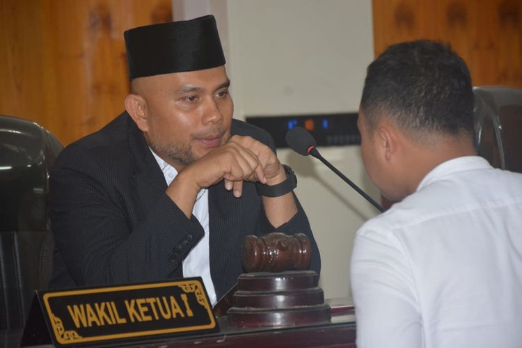 Wakil Ketua 1 DPRD Kota Padang Sidempuan, Sumatera Utara, Rusydi Nasution usai mengambil alih rapat paripurna pembentukan Alat Kelengkapan Dewan (AKD) yang diikuti 16 Anggota DPRD, tanpa dihadiri Ketua, Wakil Ketua dan 13 Anggota DPRD lainnya, Jumat (29/11/2019).