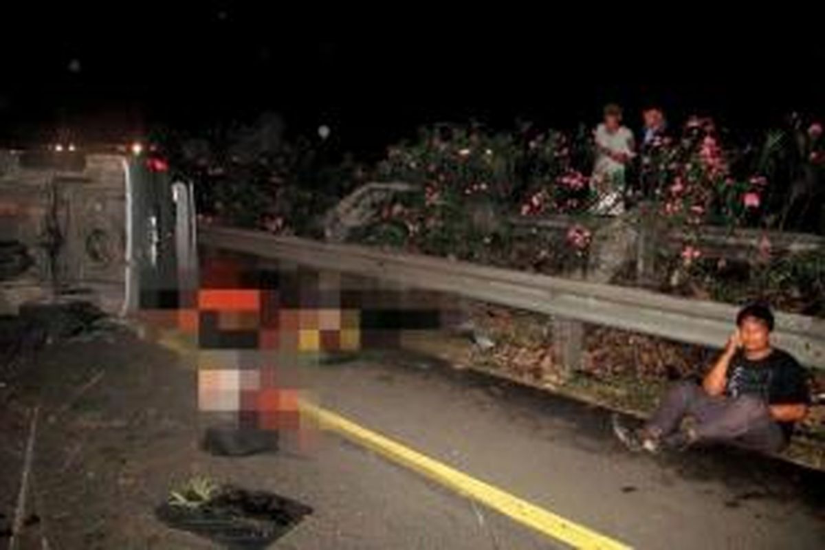 Sejumlah korban kecelakaan menunggu evakuasi di Tol Jagorawi, Jakarta Timur, tepatnya di jalur Jakarta ke Bogor, KM 8 200, Minggu (8/9/2013) pukul 00.45. Kecelakaan yang melibatkan tiga mobil tersebut mengakibatkan 6 orang tewas dan 10 orang lainnya luka-luka.