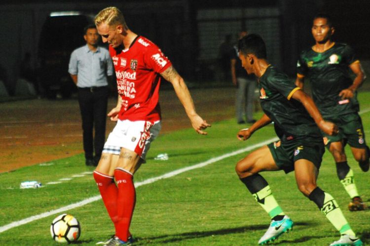 Pemain Bali United Nick Van Der Velden saat menguasai bola dijaga ketat oleh pemain PS Tira. Pada laga ini Bali United harus mengakui keunggulan PS Tira dengan skor 1-2.