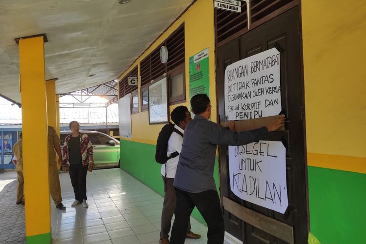 Para guru menyegel ruang kepala Sekolah Menengah Kejuruan (SMK) Negeri 5 Kupang, Nusa Tenggara Timur (NTT), Senin (1/7/2024) 