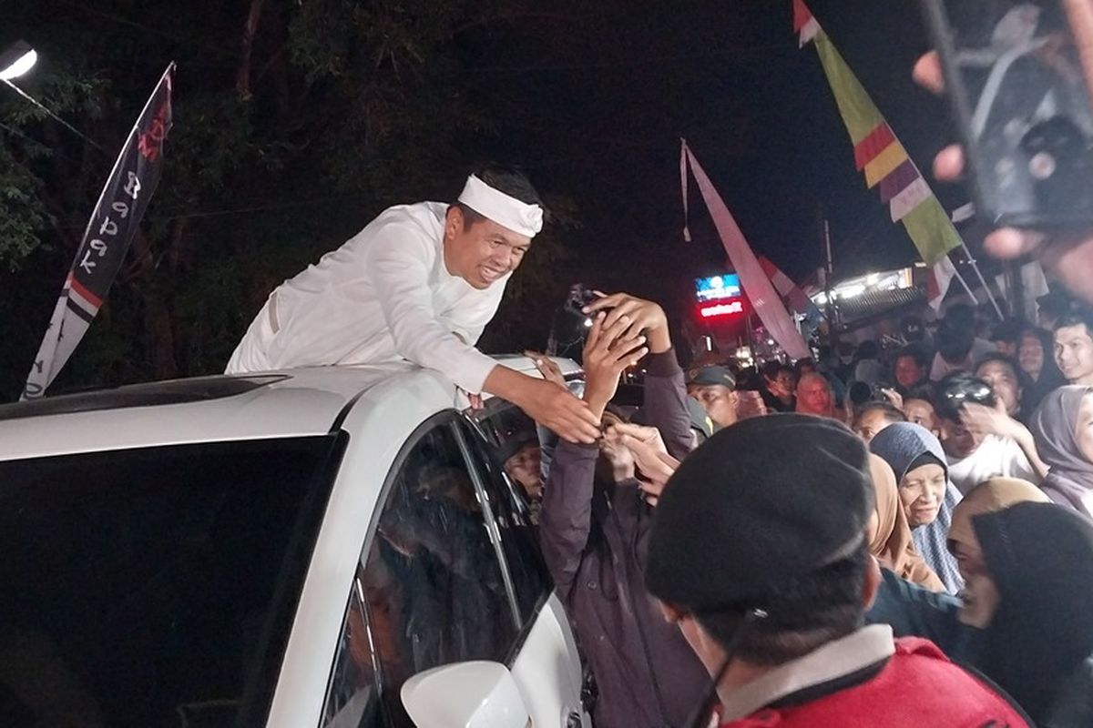 Calon Gubernur Jawa Barat Partai Gerindra, Dedi Mulyadi, bertemu masyarakat Kabupaten Tasikmalaya, Jawa Barat, di Alun-alun Manonjaya, Rabu (14/8/2024) malam.