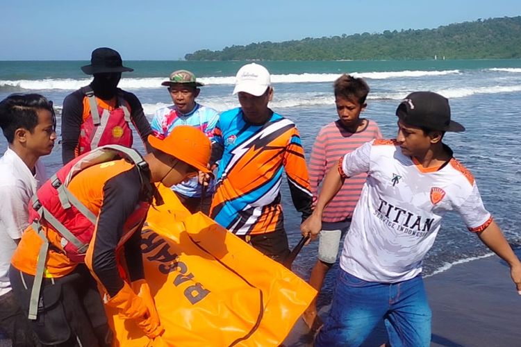 Evakuasi jasad nelayan yang hilang kontak di perairan Nusakambangan, Cilacap, Jawa Tengah, Rabu (9/8/2023).
