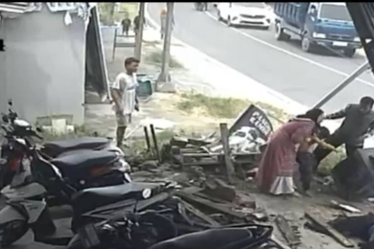 Korban tergeletak setelah menabrak tiang di Dusun Beltok, Desa Plakpak, Kecamatan Pengantenan, Kabupaten Pamekasan, Rabu (7/1/2026)