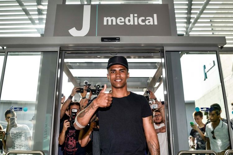 Douglas Costa menjalani tes medis di Turin, Rabu (12/7/2017), untuk merampungkan transfer ke Juventus.