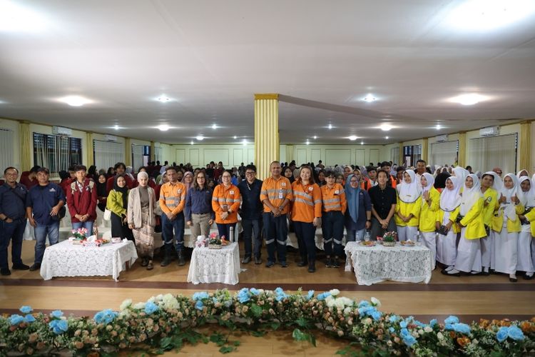 General Manager Operations PT Agincourt Resources Rahmat Lubis ((ke-6 dari kiri) beserta manajemen berfoto bersama dengan ratusan mahasiswa peserta E-Coaching Jam (ECJ) 2023 Tambang Emas Martabe di Universitas Muhammadiyah Tapanuli Selatan. 