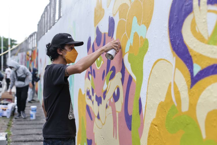 Sejumlah seniman mural jalanan menyelesaikan pembuatan mural di Palmerah Selatan, Jakarta, Rabu (24/11/2021). Acara bertema Repaint Indonesia ini hadir sebagai gerakan untuk mengajak kita semua Melukiskan Ulang Indonesia berdasarkan gagasan, perspektif, karya bahkan imajinasi kita masing-masing.