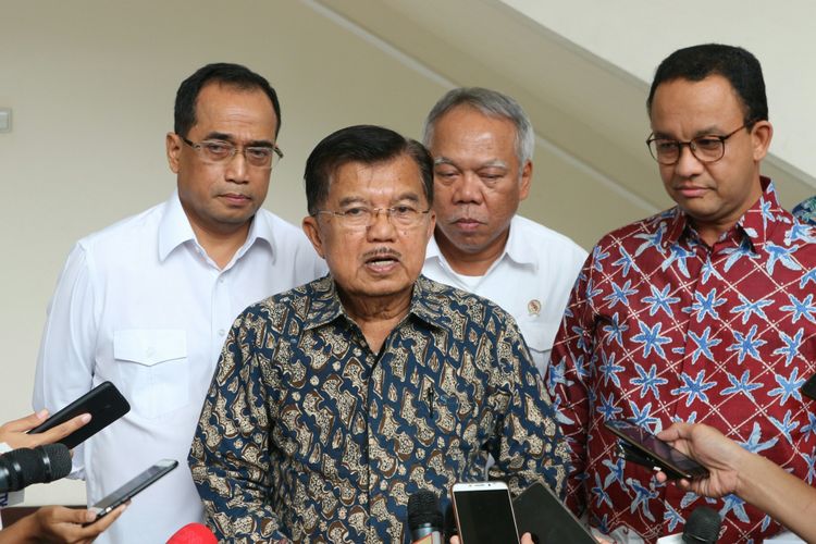 Wapres Kalla bersama para menteri dan Gubernur DKI Jakarta Anies Baswedan menjelaskan hasil rapat pengintegrasian transportasi Jakarta