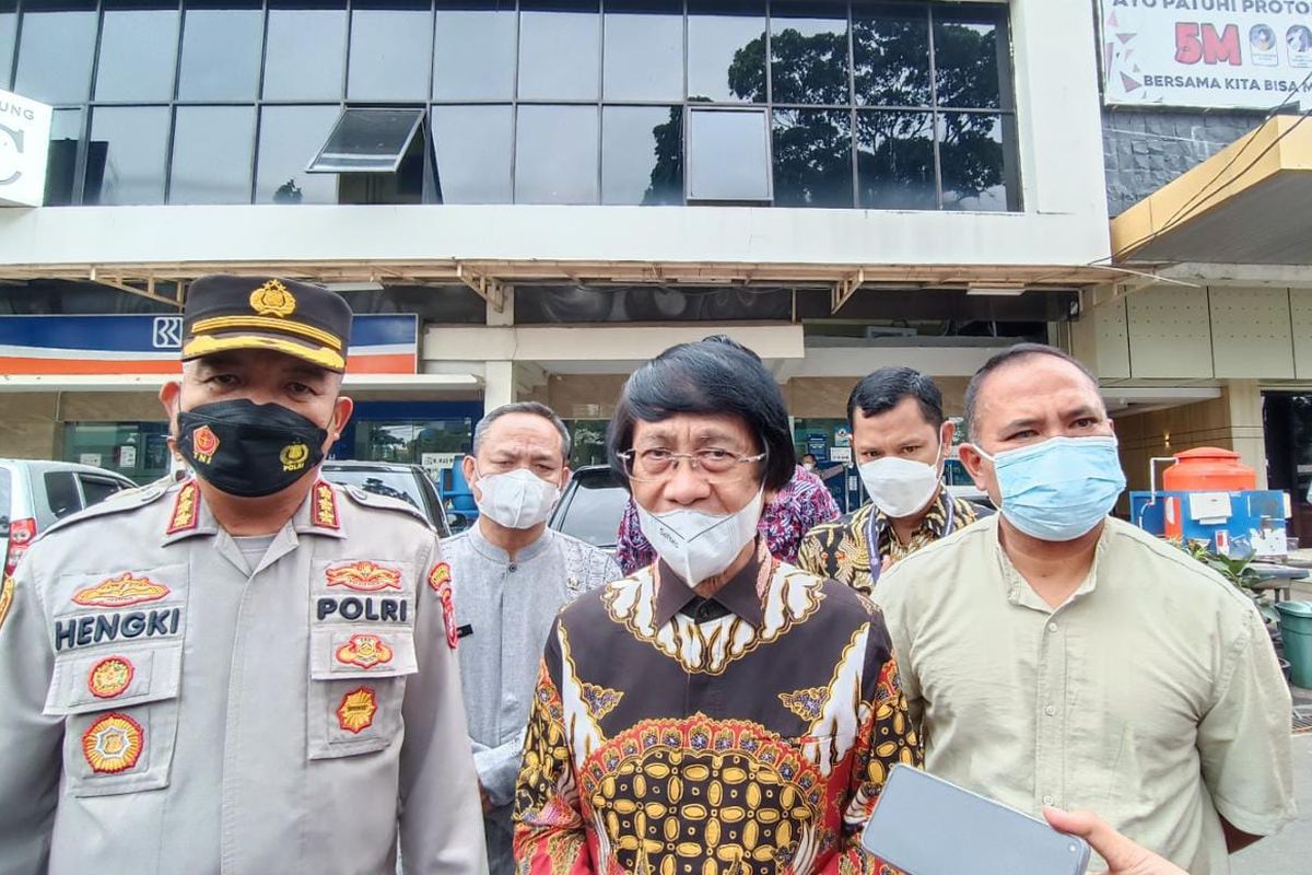 Ketua Lembaga Perlindungan Anak Indonesia Seto Mulyadi (tengah) saat melakukan kunjungan ke R (15), bocah laki-laki yang diduga menjadi korban penelantaran anak di Jatikramat, Jatiasih, Kota Bekasi, pada Jumat (22/7/2022). Kak Seto, sapaan akrabnya, mengaku terkejut dengan kondisi R yang komunikatif dan cerdas.